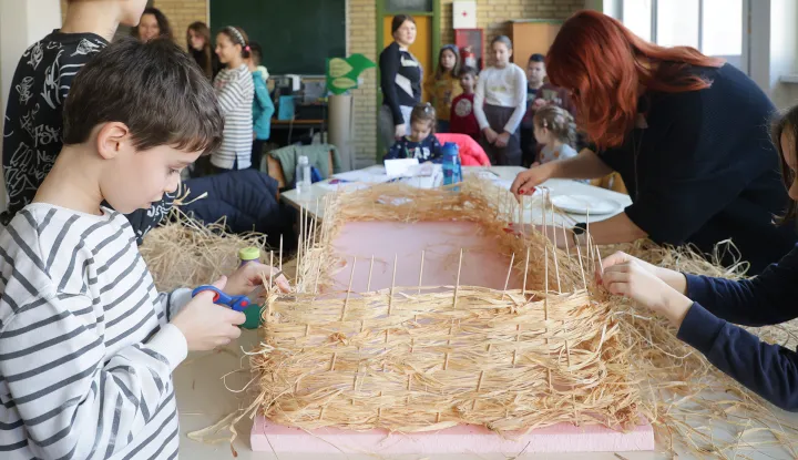Osijek, 04. 01. 2024., Graditeljsko-geodetska skola, reportaza, Zimska kreativna skola, Graditelji, tema - ekologija, reciklaza, prenamjena, radionice, radionica - Vucedol-moderni muzej prapovijestiSNIMIO BRUNO JOBST