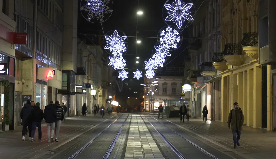 Osijek, 04. 12. 2025., Kapucinska ulica, korzo, Osijek, noć, večer, &scaron;etnja, ljudi, Božić, Advent, slobodnjak, slobodnjaciSNIMIO BRUNO JOBST