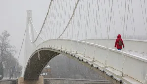 OSIJEK- 21.01.2023., Promenada, Pje&scaron;ački most, bijeli grad, pao snijeg, slobodnjak.Foto: Andrea Ilakovac