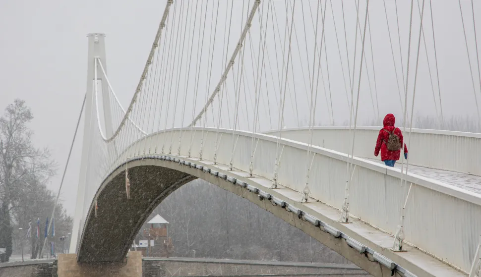 OSIJEK- 21.01.2023., Promenada, Pje&scaron;ački most, bijeli grad, pao snijeg, slobodnjak.Foto: Andrea Ilakovac