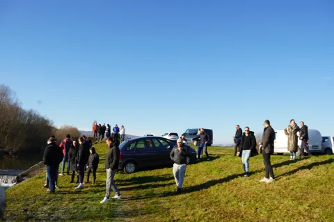 Prvo Silvestrovsko kupanje u Orljavi, prijatelji zaplivali za djecu s autizmom, Požega 31. 12. 2025.