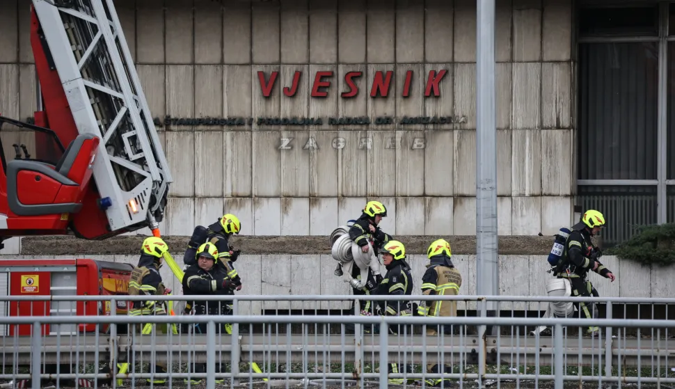 Zagreb, 18.11.2025 - Vjesnikov neboder na Slavonskoj aveniji, u kojemu je požar izbio u ponedjeljak malo prije ponoći, gori i u utorak ujutro, padaju dijelovi pročelja, a s požarom se cijelu noć bore zagrebački vatrogasci, procjenjuje se da će njegovo ga&scaron;enje potrajati cijeli dan.foto HINA/ Dario GRZELJ/ ik