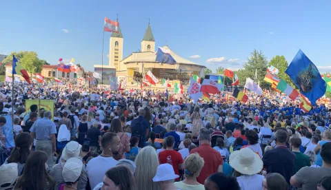 Međugorje, 01.08.2022 - Vie desetaka tisuća mladih iz vie od 70 zemalja svijeta okupilo se u Međugorju, svjetski poznatom po ukazanju Gospe gdje je u ponedjeljak počeo 33. Međunarodni molitveni festival - Mladifest na kojemu je pročitana poruke pape Franje, a misu na otvaranju predvodio nadbiskup Barcelone, kardinal Juan Jos&eacute; Omella. foto HINA/ Zoran KREIĆ/ ik
