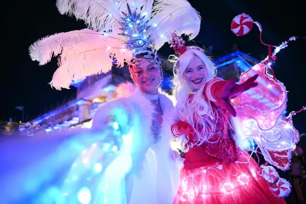 Street performers entertain the crowds on Princes Street during the Hogmanay street party to see in the New Year in Edinburgh on December 31, 2025. (Photo by ANDY BUCHANAN/AFP)