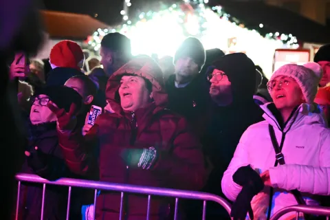 Vukovar, 31.12.2025./01.01.2026. - Doček Nove godine 2026. Na Trgu Republike Hrvatske. Grad Vukovar i Turistička zajednica Grada Vukovara organizirali novogodi&scaron;nji program na kojem se okupljenim građanima obratio gradonačelnik Grada Vukovara Marijan Pavliček s novogodi&scaron;njom čestitkom i porukom za nadolazeću godinu. Za dobru zabavu pobrinuo se Zlatko Pejaković, a u ponoć jo&scaron; uvijek neizostavni vatromet.foto HINA/ Gordan Panić/ ds