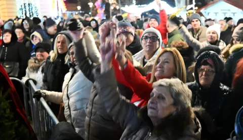 Vukovar, 31.12.2025./01.01.2026. - Doček Nove godine 2026. Na Trgu Republike Hrvatske. Grad Vukovar i Turistička zajednica Grada Vukovara organizirali novogodi&scaron;nji program na kojem se okupljenim građanima obratio gradonačelnik Grada Vukovara Marijan Pavliček s novogodi&scaron;njom čestitkom i porukom za nadolazeću godinu. Za dobru zabavu pobrinuo se Zlatko Pejaković, a u ponoć jo&scaron; uvijek neizostavni vatromet.foto HINA/ Gordan Panić/ ds