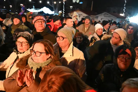 Vukovar, 31.12.2025./01.01.2026. - Doček Nove godine 2026. Na Trgu Republike Hrvatske. Grad Vukovar i Turistička zajednica Grada Vukovara organizirali novogodi&scaron;nji program na kojem se okupljenim građanima obratio gradonačelnik Grada Vukovara Marijan Pavliček s novogodi&scaron;njom čestitkom i porukom za nadolazeću godinu. Za dobru zabavu pobrinuo se Zlatko Pejaković, a u ponoć jo&scaron; uvijek neizostavni vatromet.foto HINA/ Gordan Panić/ ds