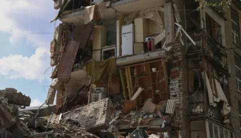 Ruske snage pojačavaju pritisak na Avdiivku i HersonKIJEV, 23. listopada 2023. (Hina/Reuters) - Ruske snage s ciljem obuzdavanja četveromjesečne ukrajinske protuofenzive nastavile su u nedjelju nepopustljiv pritisak na razoreni grad Avdiivku na istoku i pojačale granatiranje u južnom području Hersona.