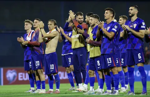 Zagreb, 08.09.2025 - Kvalifikacijska utakmica skupine L za odlazak na Svjetsko nogometno prvenstvo 2026. Hrvatska - Crna Gora. Na slici hrvatski igrači Toni Fruk, Franjo Ivanović Luka Modrić, Duje Ćaleta-Car, Marco Pa&scaron;alić, Nikola Moro, Josip &Scaron;utalo slave pobjedu.foto HINA/ Damir SENČAR/ ds