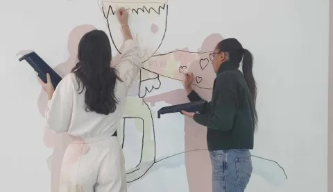 VINKOVCIStudentice sveučili&scaron;noga prijediplomskog studija Rani i pred&scaron;kolski odgoj i obrazovanje Ena Edelinski i Iva Katić, uz vodstvo prof. dr. art. Gorana Kujundžića i asistentice Ane Čolaković, sudjelovale su u oslikavanju novoizgrađenog Dječjega vrtića Mali princ u Vinkovcima.Cilj aktivnosti bio je sačuvati izvorno dječje likovno stvarala&scaron;tvo. Umjesto osmi&scaron;ljavanja vlastitih ilustracija, prilagodbi i dorada, zidni oslik temelji se na uvećanom prikazu likovnoga izražavanja dječaka, polaznika vrtića, na zadanu temu, uz zadržavanje karaktera linije, proporcija, kolorita i načina nano&scaron;enja boje, poja&scaron;njavaju sudionici ove lijepe akcijeprosinac 2025.