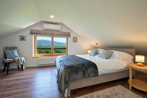 Te&scaron;ko je definirati neke od objekata namijenjenih turističkom iznajmljivanju. Iako u javnosti vlada nekoliko stereotipa, stanje na terenu je sve samo ne ujednačeno ili dosadno - &scaron;tovi&scaron;e, prepuno je iznenađenja.