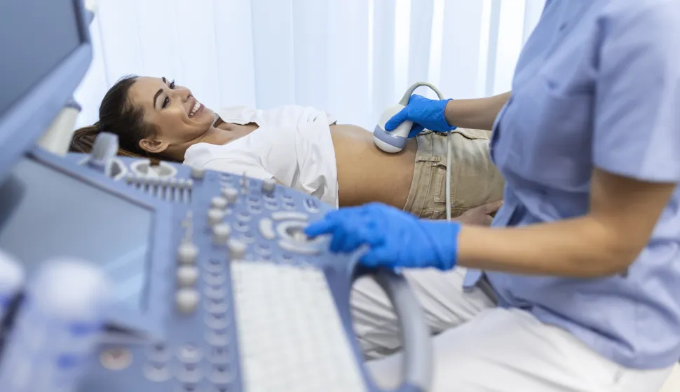 Ultrasound diagnostic of stomach on abdominal to woman in clinic, closeup view. Doctor runs ultrasound sensor over patient's girl tummy and looks at image on screen. Diagnosis of internal organs.ultrazvuk pregled doktor liječnik bolnica ilustracija freepik
