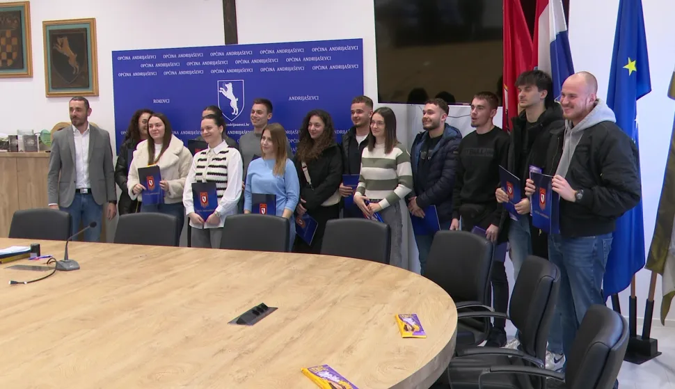 ANDRIJA&Scaron;EVCIOpćina Andrija&scaron;evci raspisala je jo&scaron; sredinom listopada javni natječaj za dodjelu stipendija za akademsku godinu 2025./2026, a pravo na stipendiju, sukladno natječaju, ostvarilo je 20 studenata. Iznos stipendije povećao se i iznosi 75 eura neto mjesečno, ili za 10 mjeseci 750 eura, a stipendija se isplaćuje jednokratno.PROSINAC 2025.