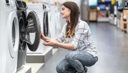 A young woman in a store chooses a washing machine.. The concept of shopping. novosti koje donose izmjene Zakona o za&scaron;titi potro&scaron;ačatrgovina prodaja gospodarstvo ekonomija trgovac ilustracija freepik