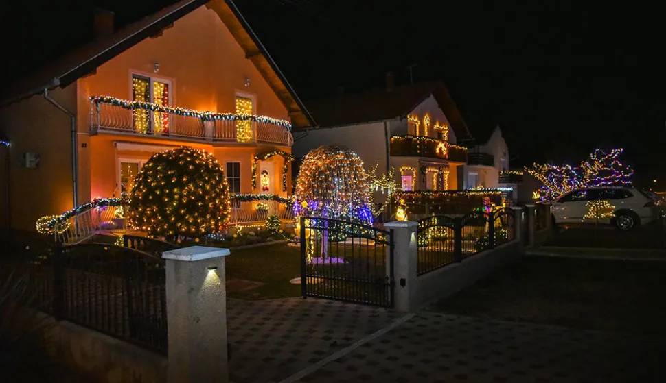 NA&Scaron;ICE - Najprikladnije ukra&scaron;eno božićnog okruženje u Na&scaron;icama dvori&scaron;te je obitelj Rajs u Ulici Ruđera Bo&scaron;kovića 51prosinac 2025.