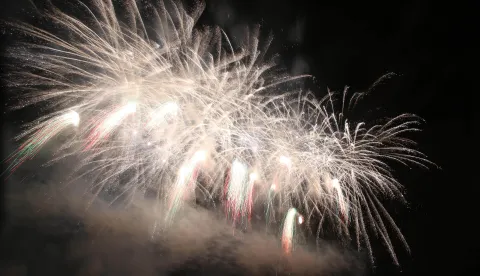 Zagreb, 01.07.2018 - Povodom utakmice Hrvatska - Danska na Međunarodnom festivalu vatrometa Mirnovec pirotehnika pripremila je navijački vatromet posvećen dobrim igrama nae nogometne reprezentacije u Rusiji. Za sve posjetitelje organizirano je i gledanje utakmice na velikom ekranu 4x2 m na festivalu, a poslije slavlje uz dva vatrometa. Na fotografiji vatromet.foto HINA /Zvonimir KUHTIĆ/ zk