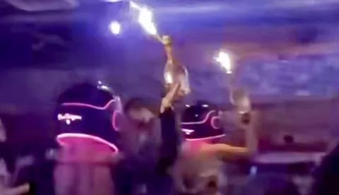 Illustration de l'int&eacute;rieur du bar Le Constellation (Le Constel), avant l'incendie meurtrier dans la nuit du Nouvel An dans la station suisse du Crans-Montana, en 2025. &copy; Bestimage Illustration of the interior of the bar Le Constellation (Le Constel), before the deadly fire on New Year's Eve in the Swiss resort of Crans-Montana, in 2025. Photo: AGENCE/BESTIMAGE/BESTIMAGE