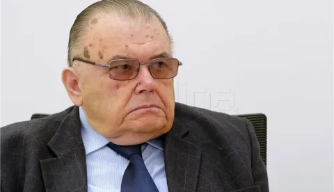 ZAGREB, 2. siječnja 2026. (Hina) - Hrvatski književnik i prevoditelj Tomislav Sabljak, član suradnik Hrvatske akademije znanosti i umjetnosti (HAZU) umro je četvrtak 1. siječnja 2026. u 92. godini života u Zagrebu, priopćio je u petak HAZU.