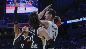 epa12442911 Real Madrid's Mario Hezonja (R) in action against Asvel Villeurbanne's Zac Seljaas (2L) during a Euroleague match between Real Madrid and Asvel Villeurbanne, in Madrid, Spain, 09 October 2025. EPA/Juanjo Martin