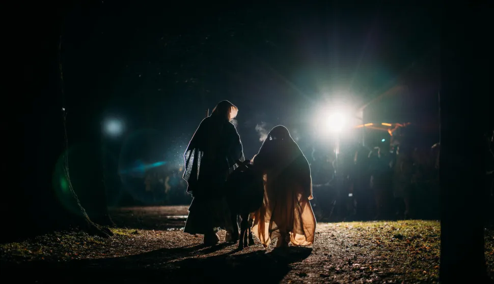 VINKOVCIKulturni centar Vinkovci i ove godine donosi ambijentalnu predstavu "Emanuel" - kako ističu, najveći ambijentalno-scenski prikaz Isusova rođenja u srcu Slavonije.najava za 2026.