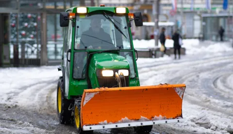 OSIJEK, 3. 1. 2026., Unikom, zimske službe; snijegsnijeg; Unikom; zima; či&scaron;ćenje; ralica; ralice; sol; ceste; staze; čistači; promet; prometnice