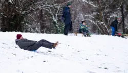 Osijek, 3. 1. 2026., Snijeg u Osijeku slobodnjaci; ilustracija; snijeg; sanjkanje; djeca; odrasli; zima; zimske aktivnosti; zabava