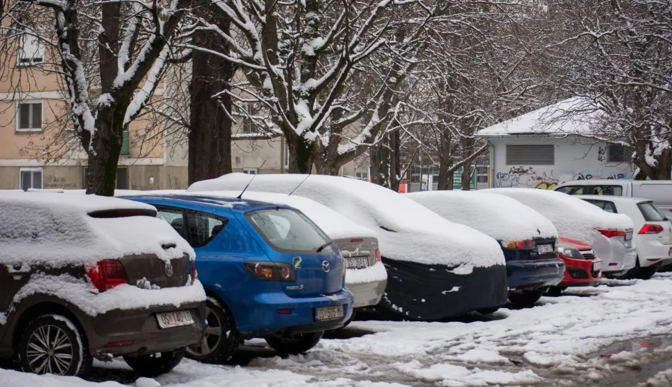 OSIJEK- 11.01.2021., pao prvi ovogodi&scaron;nji snijeg, neoči&scaron;ćeni automobili čekaju vlasnike na parkingu.Foto: Andrea Ilakovac