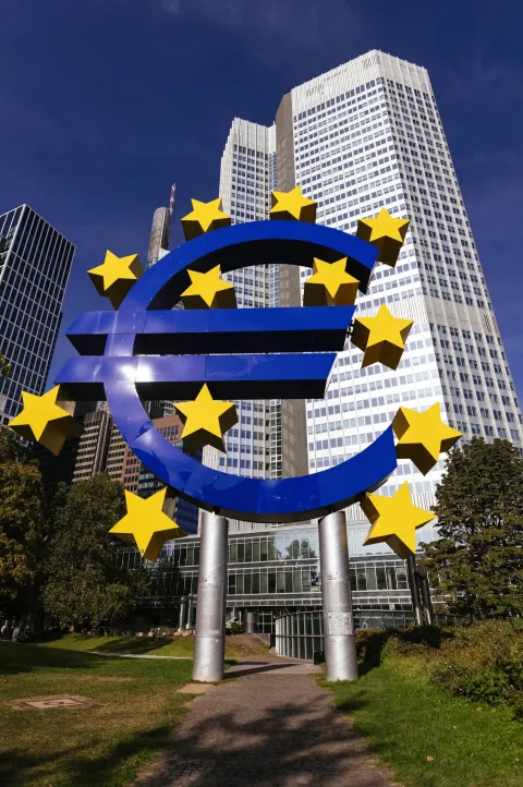 The Euro sculpture is a work of art by Ottmar Horl and stands in front of the Eurotower in the banking district. Frankfurt, August 31, 2020 | usage worldwide /DPA/PIXSELL