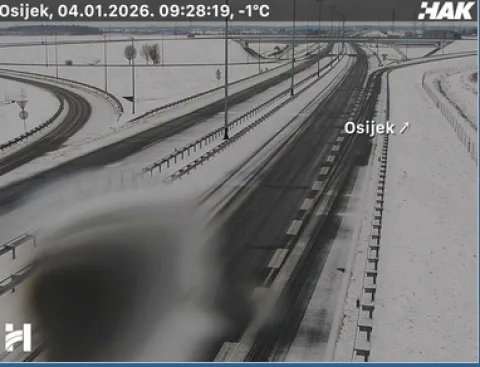 ZAGREB, 4. siječnja 2026. (Hina) - Snijeg pada mjestimice u Lici, Gorskom kotaru, sredi&scaron;njoj Hrvatskoj i Slavoniji, a zbog niskih temperatura moguća je poledica, upozoravaju u nedjelju iz Hrvatskog autokluba i dodaju kako su zbog jakog vjetra u priobalju ograničenja za pojedine skupine vozila na Jadranskoj magistrali.