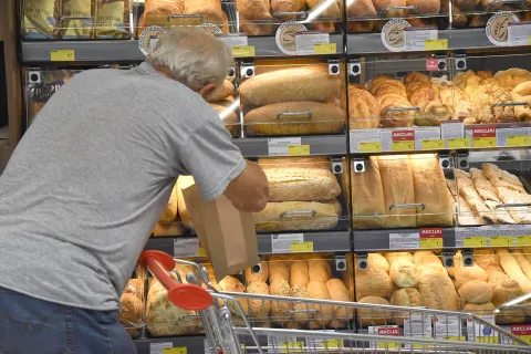 RIJEKA,24.07. 2025. RIJEKAKANTRIDA OTVARANJE NOVI MARKET TOMMY ILUSTRACIJA TRGOVINA POTROSACKA KOSARICA KUPAC KUPCI MALOPRODAJA CIJENA CIJENE PREHRANA KUPOVINA POSKUPLJENJE HRANA TRGOVACKI LANAC PDV POREZ KUCNE POTREPSTINE...AKCIJA SNIZENJE...NA FOTO: KRUH PEKARSKI PROIZVODISNIMIO SERGEJ DRECHSLER