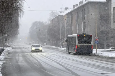 Osijek, 04. 01. 2026., Vukovarska ulica, foto&scaron;etnja, zima, hladno vrijeme, snijeg, prometnice; stanje na cestama; klizav kolnikSNIMIO BRUNO JOBST