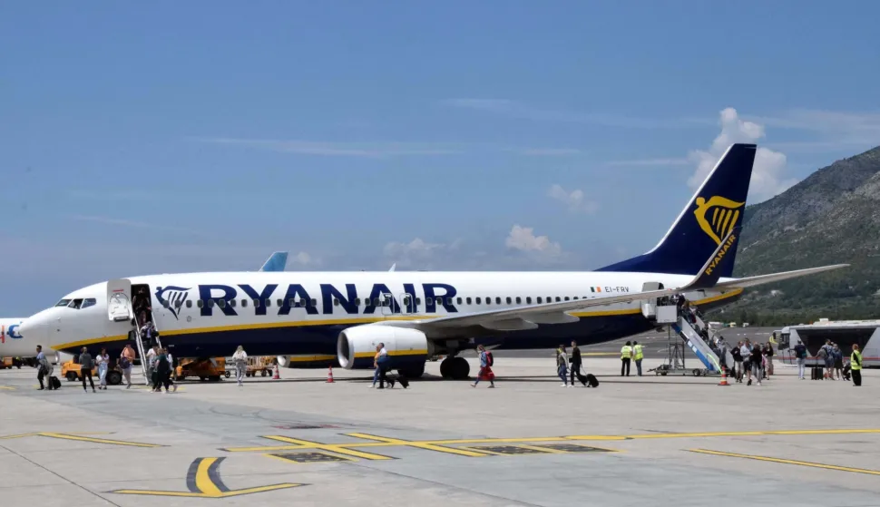 Dubrovnik, 02.06.2019. - Zrakoplov Boeing 737-800 irskog niskobudetnog avioprijevoznika Ryanaira sa 186 putnika sletio je u nedjelju popodne u Zračnu luku Dubrovnik i na novoj redovitoj liniji će od lipnja do kraja listopada četiri puta tjedno povezivati Dublin i Dubrovnik. foto HINA/ Baldo MARUNČIĆ/ bm