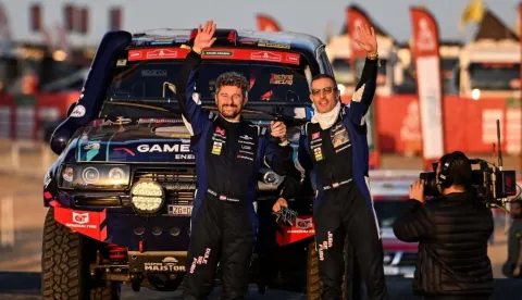 YANBU, 4. siječnja 2026. (Hina) - Hrvatska posada koju čine Juraj &Scaron;ebalj i Du&scaron;an Bućan odradila je prvu pravu etapu na reliju Dakar te se u svojoj konkurenciji, klasi Classic, trenutačno nalazi na sedmom mjestu ukupnog redoslijeda.