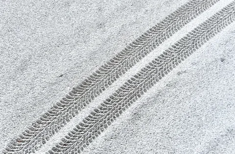 Osijek, 04. 01. 2026., foto&scaron;etnja, zima, hladno vrijeme, snijeg, tragovi guma; tragovi gumeSNIMIO BRUNO JOBST
