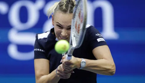 epa12332242 Donna Vekic of Croatia in action against Coco Gauff of United States during the second round of the US Open Tennis Championships at the USTA Billie Jean King National Tennis Center in Flushing Meadows, New York, USA, 28 August 2025. The US Open tournament runs from 24 August through 07 September. EPA/CRISTOBAL HERRERA ULASHKEVICH