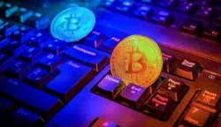 13.04.2021., Zagreb - Bitcoin dosegnuo novi rekord i probio 62.000 dolara. Samo ove godine vrijednost mu se udvostrucila.rBitcoin je digitalna i globalna valuta stvorena 2009. Utemeljitelj je osoba ili grupa ljudi pod pseudonimom Satoshi Nakamoto. Bitcoin je digitalni novac, stvoren i cuvan elektronicki. Nije printan ni kontroliran. Proizvode ga brojni ljudi pomocu racunala u cijelom svijetu koristeci software koji rjesava matematicke probleme. Bitcoin je prvi primjer ovakve valute nazvane kriptovaluta. rPhoto: Igor Kralj/PIXSELL