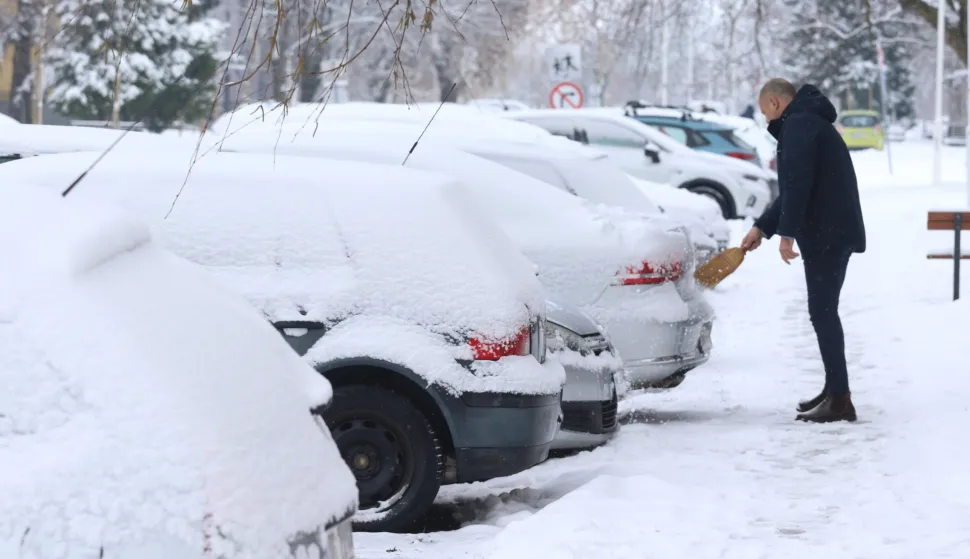 Osijek, 05. 01. 2026, Jug 2. Zimska idila, či&scaron;ćenje automobila, či&scaron;čenje nogostupa i okučnica, &scaron;etnja, zima, snijeg.snimio GOJKO MITIĆ
