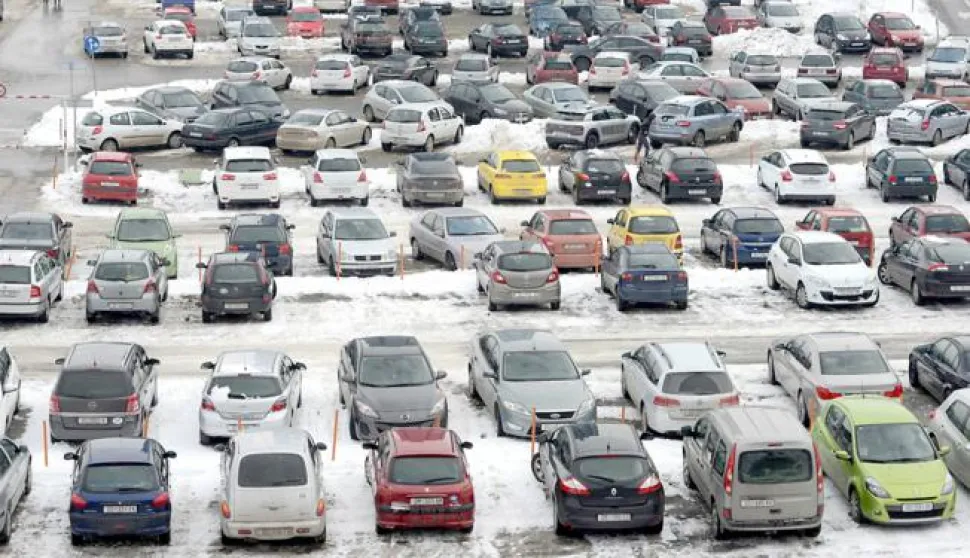 Osijek: 02.01.2015Parkiralite rupa, automobili, zimaSnimio: Josip eri