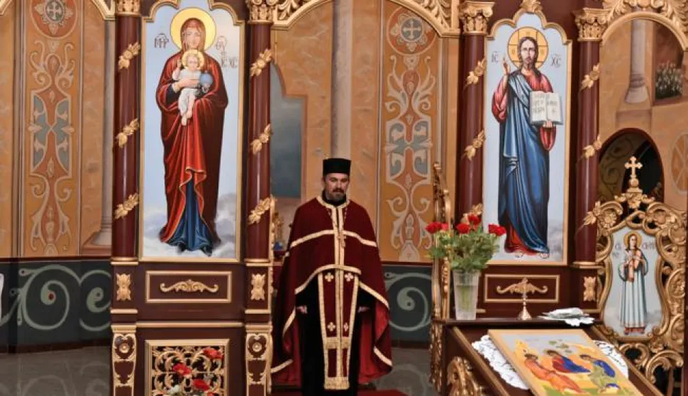 slavonija...vinkovci...06.01.2017.bogosluzjem i paljenjem badnjaka, veceras su u vinkovackom pravoslavnom hramu silaska svetog duha na apostole, vjernici koji bozic slave prema julijanskome kalendaru proslavili badnjak i najavili kristovo rodjenje; liturgiju sluzio prota - stavrofor predrag azap, paroh vinkovacki; foto Gordan Panić