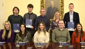 POŽEGAPože&scaron;ki gradonačelnik Borislav Miličević uručio je ugovore studentima - novim stipendistima Grada Požege u akademskoj godini 2025./2026. Grad je dodijelio&nbsp;14 novih studentskih stipendija, pa će&nbsp;uz dosada&scaron;njih 50 studenata stipendiju primati ukupno njih&nbsp;64 s područja Požege. Podsjetimo, gradska stipendija iznosi&nbsp;185 eura, a isplaćuje se tijekom 12 mjeseci.siječanj 2026.