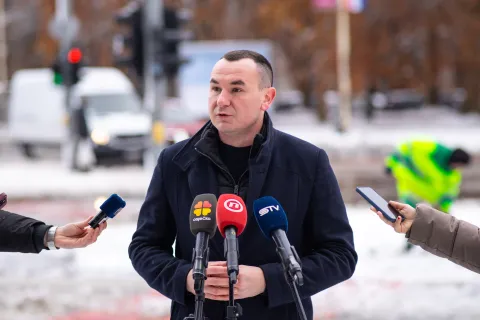 OSIJEK, 3. 1. 2026., Unikom, zimske službe; snijegIgor Pandžić;snijeg; Unikom; zima; či&scaron;ćenje; ralica; ralice; sol; ceste; staze; čistači; promet; prometnice