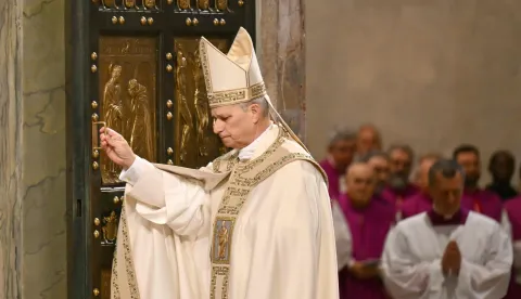 TOPSHOT - Pope Leo XIV closes the Holy Door of St. Peter?s Basilica on the Feast of the Epiphany, marking the official end of the Jubilee Year 2025, at the Vatican, on January 6, 2026. (Photo by Alberto PIZZOLI/POOL/AFP)