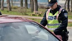 slavonija...vinkovci...23.12.2017.ulica h.d. genschera; kako bi vozace potaknuli na povecani oprez, paznju, strpljivost i toleranciju prema svim sudionicima u prometu u blagdansko vrijeme, prometna policija je provodila preventivno-represivne aktivnosti, a uzorne vozace policija je darovala prigodnim poklonima;foto Gordan Panić