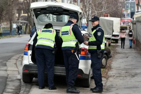 slavonija...vinkovci...23.12.2017.ulica h.d. genschera; kako bi vozace potaknuli na povecani oprez, paznju, strpljivost i toleranciju prema svim sudionicima u prometu u blagdansko vrijeme, prometna policija je provodila preventivno-represivne aktivnosti, a uzorne vozace policija je darovala prigodnim poklonima;foto Gordan Panić