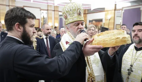 Zagreb, 06.01.2026 - Srpsko narodno vijeće (SNV) priredilo je tradicionalni božićni prijem. Na fotografiji obred lomljenja česnice.foto HINA/ Admir BULJUBA&Scaron;IĆ/ abu