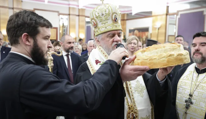 Zagreb, 06.01.2026 - Srpsko narodno vijeće (SNV) priredilo je tradicionalni božićni prijem. Na fotografiji obred lomljenja česnice.foto HINA/ Admir BULJUBA&Scaron;IĆ/ abu