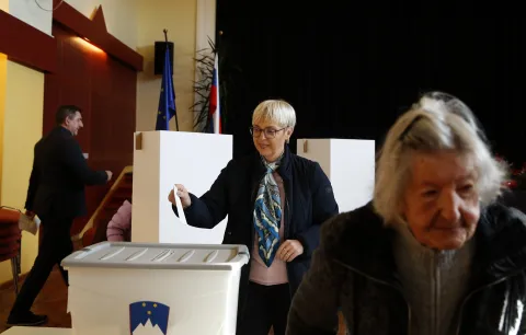 epa12543887 Slovenian President Natasa Pirc -Musar (C) votes during a referendum on a law legalizing assisted dying in Ljubljana, Slovenia, 23 November 2025. Slovenia is holding a binding referendum to decide the fate of a law previously approved by parliament and supported in a 2024 referendum; a new vote was triggered after a conservative campaign gathered enough signatures to force a repeat. EPA/ANTONIO BAT