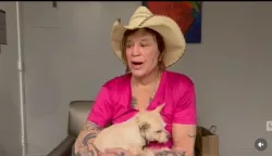 LOS ANGELES, 6. siječnja 2026. (Hina/AFP) - Američki glumac Mickey Rourke (73) pobunio se u utorak na Instagramu protiv online kampanje pokrenute u nedjelju kako bi se prikupio novac za pomoć u plaćanju njegove stanarine.