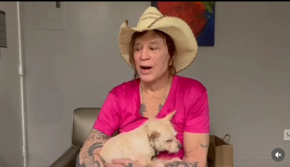 LOS ANGELES, 6. siječnja 2026. (Hina/AFP) - Američki glumac Mickey Rourke (73) pobunio se u utorak na Instagramu protiv online kampanje pokrenute u nedjelju kako bi se prikupio novac za pomoć u plaćanju njegove stanarine.