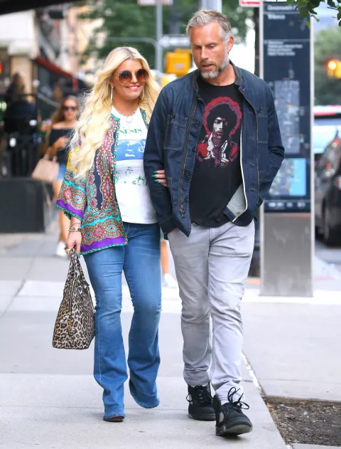 Divorce - Jessica Simpson et Eric Johnson divorcent apr&egrave;s 10 ans de mariage - Info - Jessica Simpson a donn&eacute; naissance &agrave; son troisi&egrave;me enfant, une fille pr&eacute;nomm&eacute;e Birdie Mae - Jessica Simpson et son mari Eric Johnson se baladent en amoureux dans les rues de New York, le 1er ao&ucirc;t 2018 Jessica Simpson and Eric Johnson out in New York, 1st august 2018 Photo: Charles Guerin/Bestimage USA/BESTIMAGE